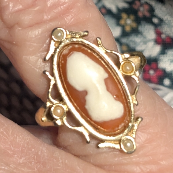 Avon Cameo Ring - Picture 1 of 3